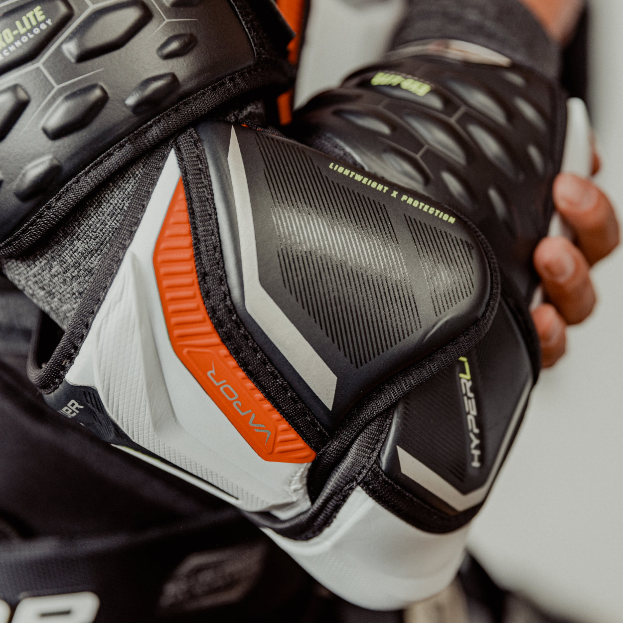 VAPOR HYPERLITE ELBOW PAD INTERMEDIATE